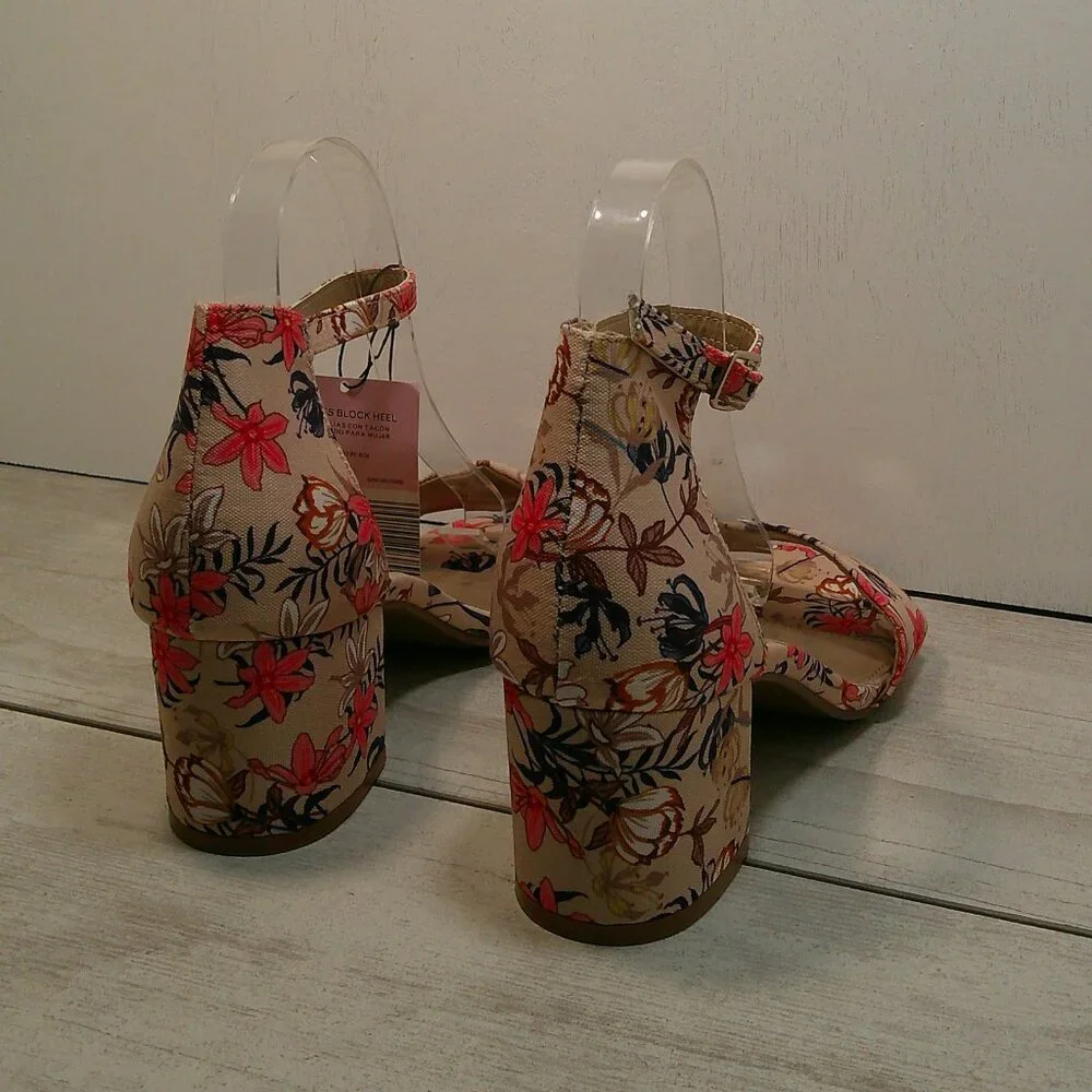 NWT Serra Coral, Pink and Navy Floral Strappy Chunky Block Heel Sandals Size 9